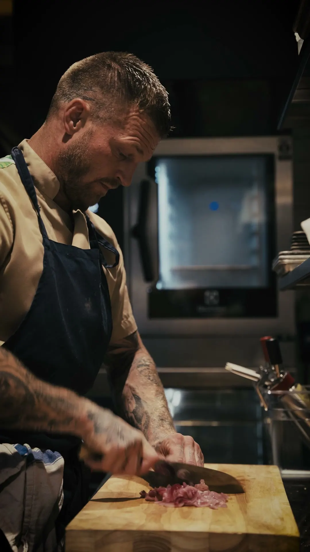 Tomahawk-biff skjæres og serveres på Boho House.