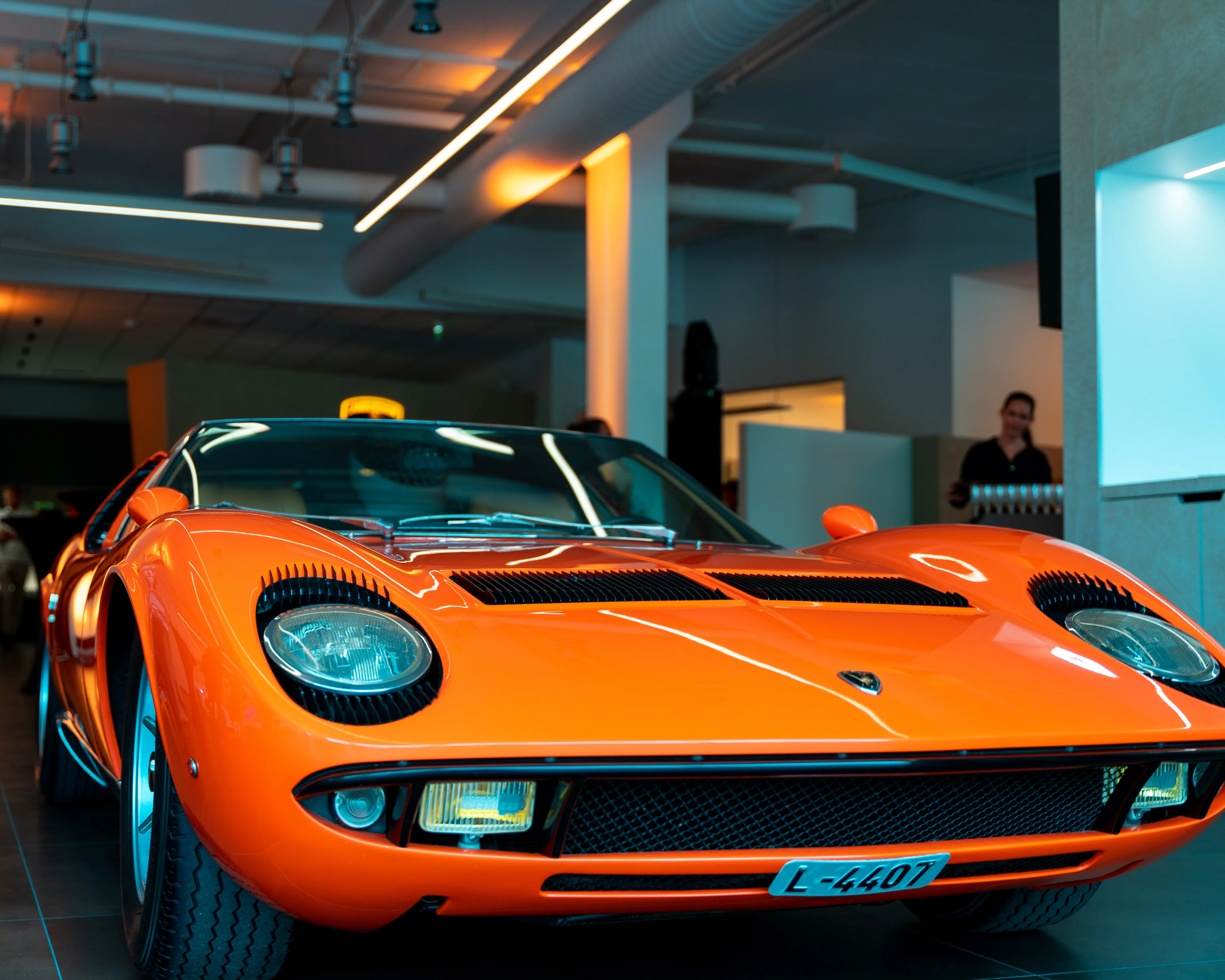 Oransje klassisk Lamborghini i showroomet i Oslo