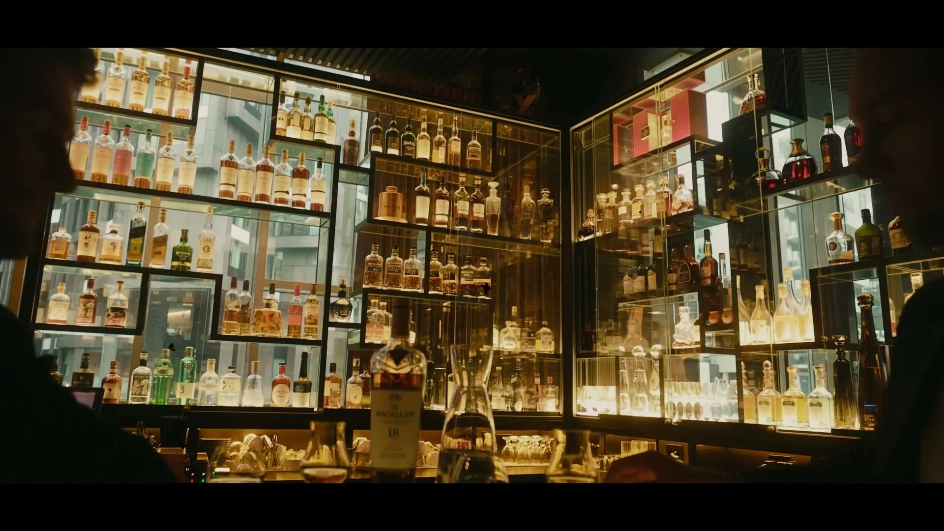 Filmen fra The Macallans Red Collection-kveld på Ekebergrestauranten, med baren, bilturen, middagen og auksjonen.