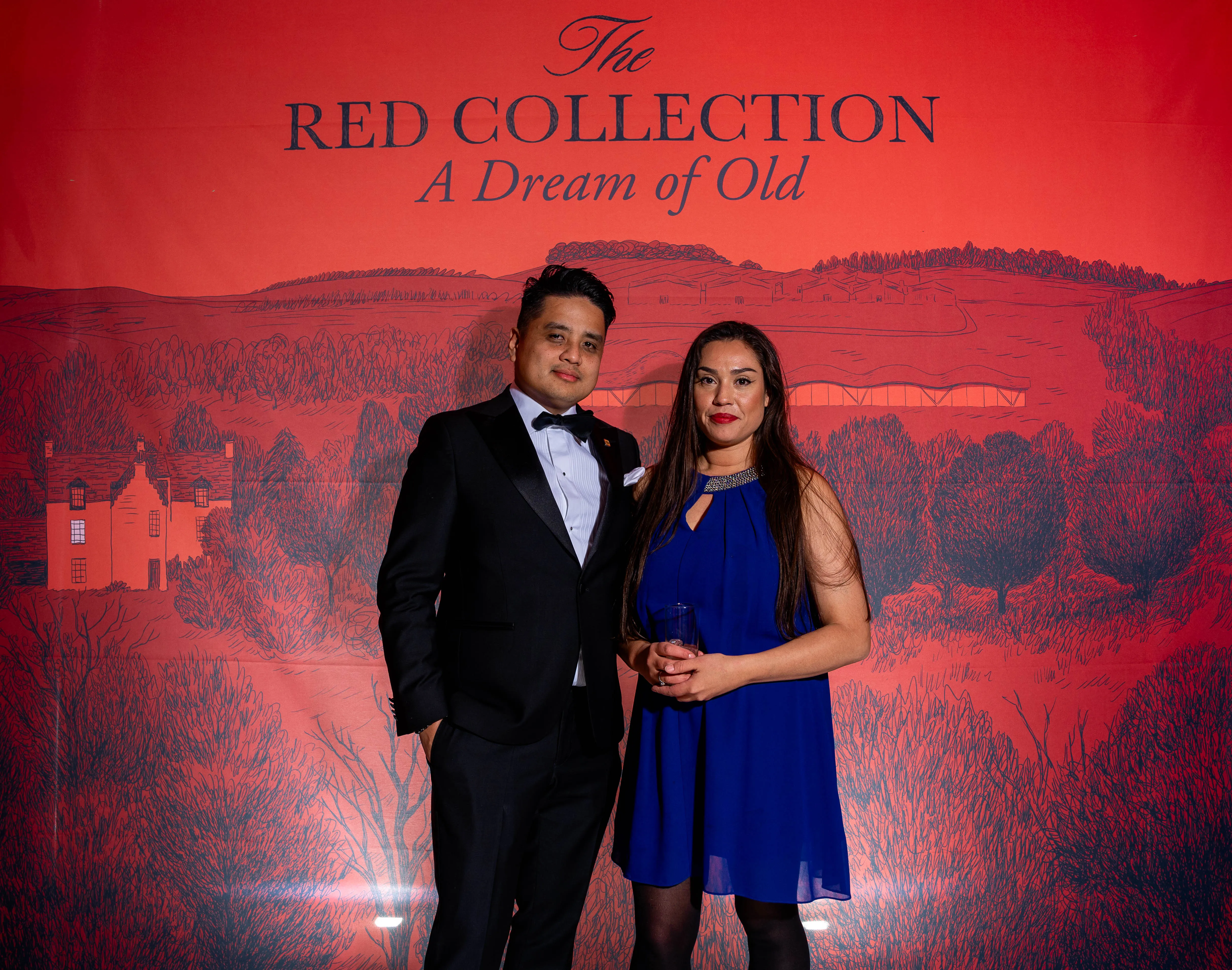 Gjester foran Red Collection-veggen med teksten «A Dream of Old»