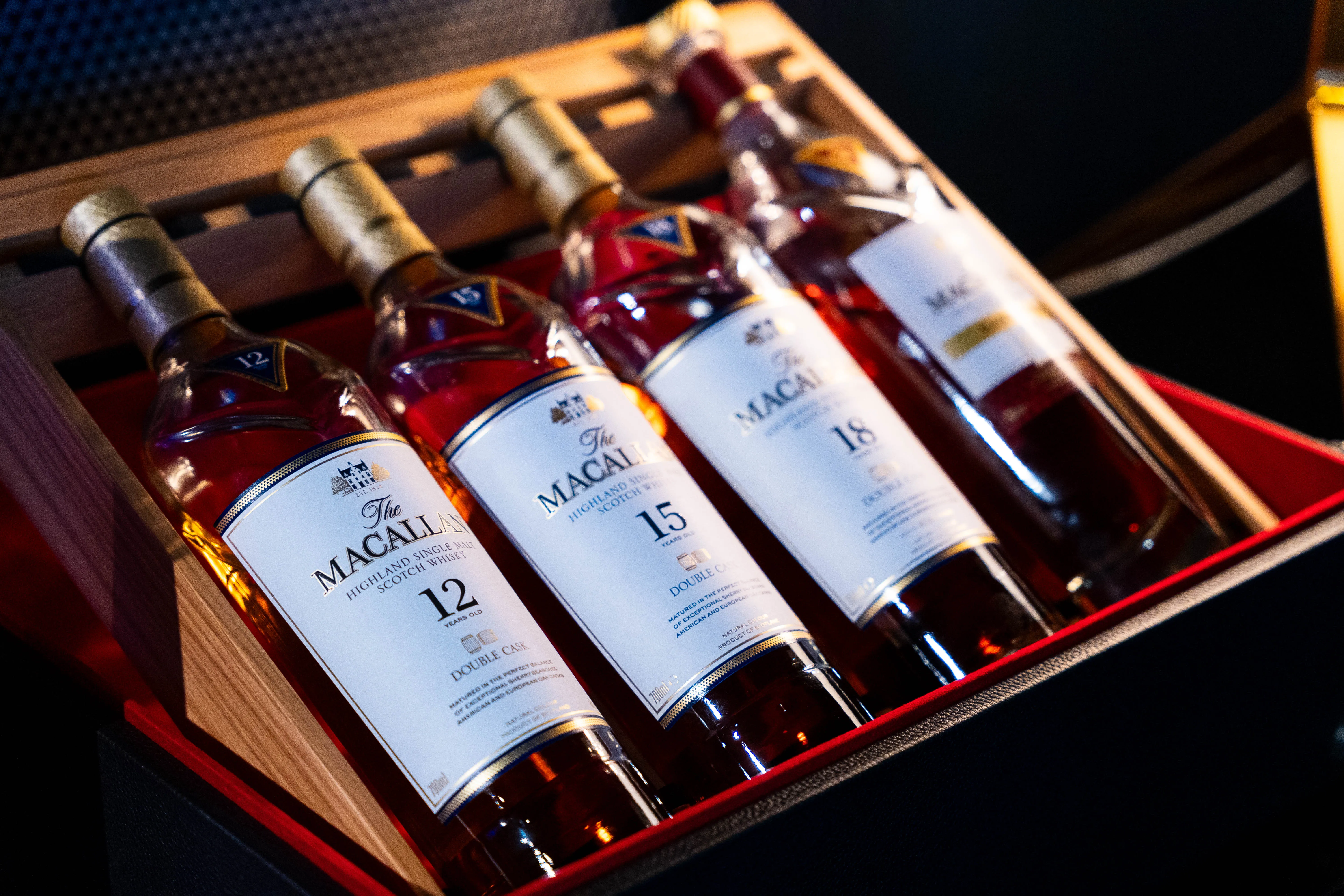 Fire flasker The Macallan i en trekasse