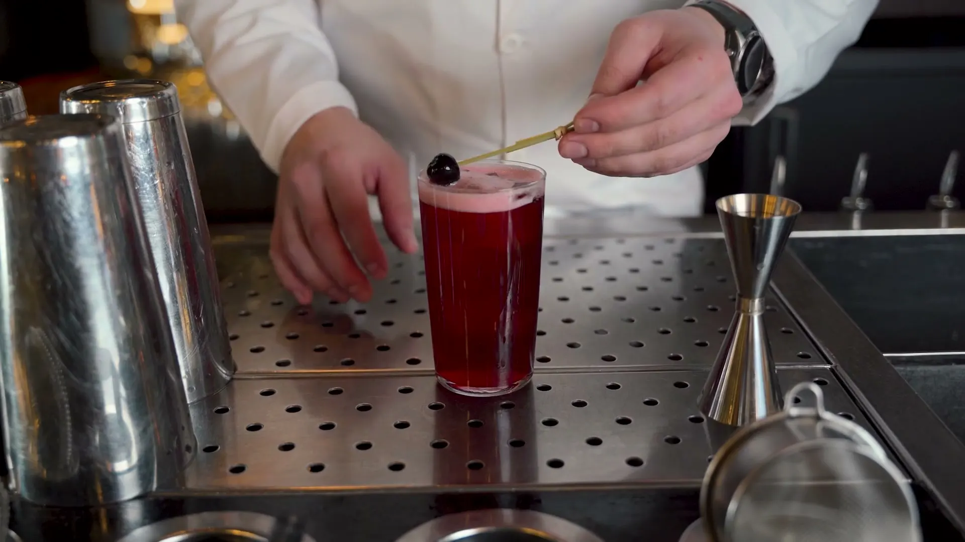 Bartender på Himkok lager en Naked Cherry med Naked Malt.