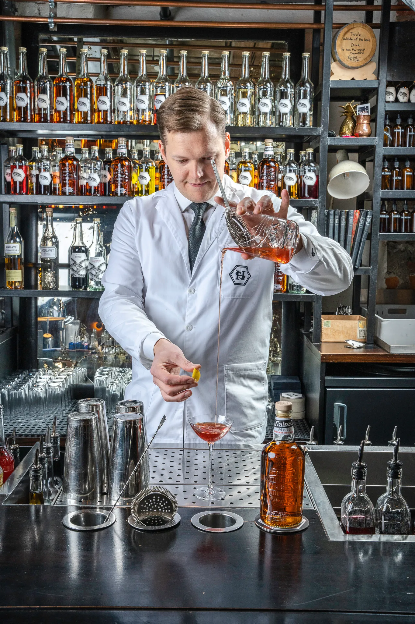 Bartender heller en drink med Naked Malt