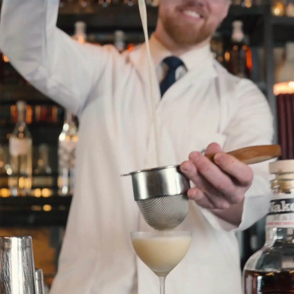 Bartendere på Himkok lager en Naked Sour til Live Naked Bar Swap.