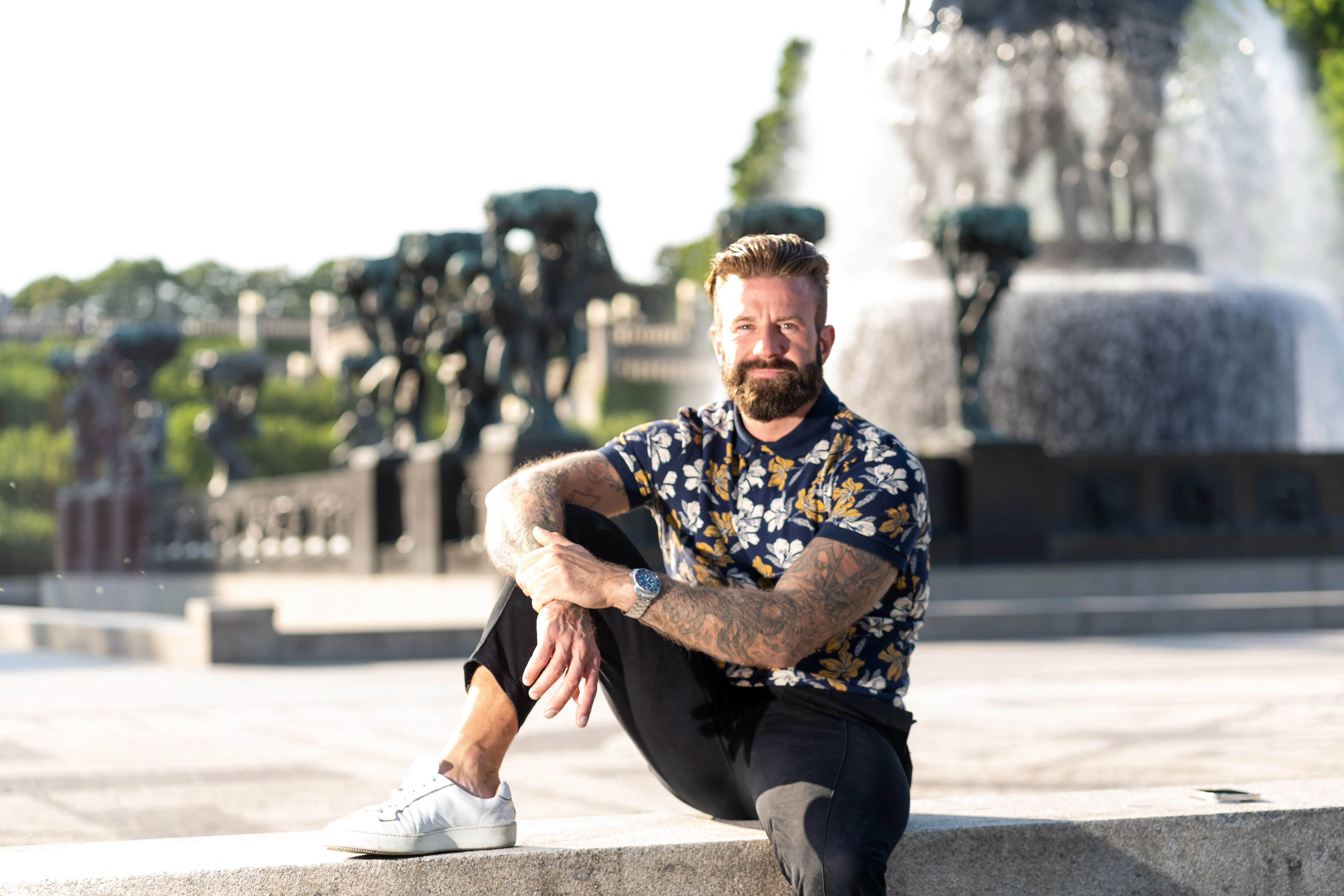 Aleksander Stormskjold sitter ved fontenen i Vigelandsparken